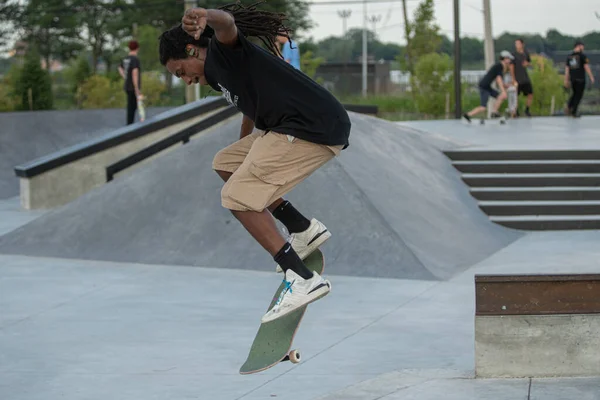 Detroit Michigan Estados Unidos 2019 Los Patinadores Practican Trucos Patinetas — Foto de Stock