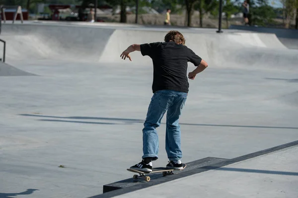 Detroit Michigan Usa 2019 Pattinatori Praticano Loro Trucchi Skateboard Nello — Foto Stock