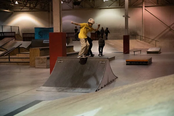 Royal Oak Michigan Usa 2019 스케이트 공원에서 실내에서 트릭을 연습하는 — 스톡 사진
