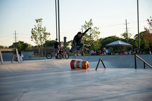 Detroit Michigan Usa 2019 Skater Üben Ihre Tricks Bei Sonnenuntergang — Stockfoto