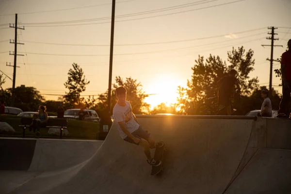 Detroit Michigan Usa 2019 Skaters Practice Tricks Sunset Skate Park — Stock Photo, Image