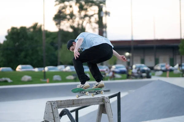 Detroit Michigan Usa 2019 Skatery Wykonujące Sztuczki Skateparku Detroit — Zdjęcie stockowe