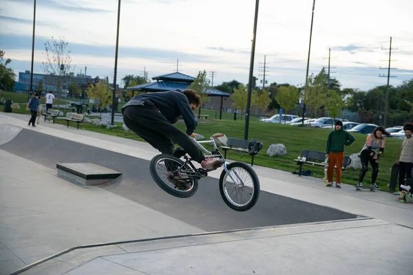 Detroit Michigan Usa 2019 Skaters Bikers Practice Trick Dusk Detroit — 스톡 사진