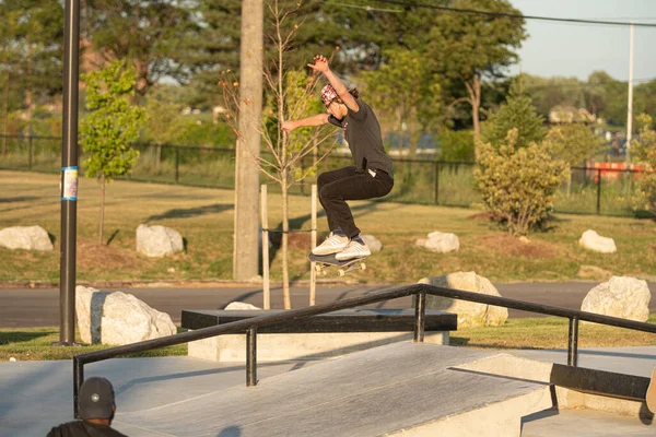 Detroit Michigan Usa 2019 Skater Üben Tricks Bei Sonnenuntergang Skatepark — Stockfoto