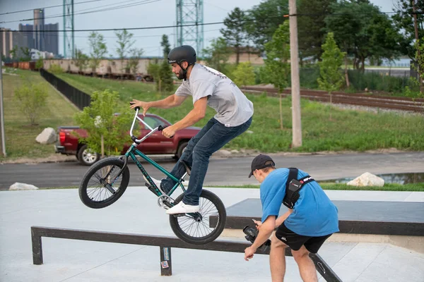 Detroit Michigan Abd 2019 Bmx Sürücüleri Detroit Alacakaranlıkta Numara Yapıyor — Stok fotoğraf