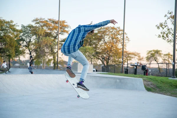 デトロイト ミシガン州 アメリカ 2019 太陽が沈むとスケートやバイカーがデトロイトでトリックを練習 — ストック写真