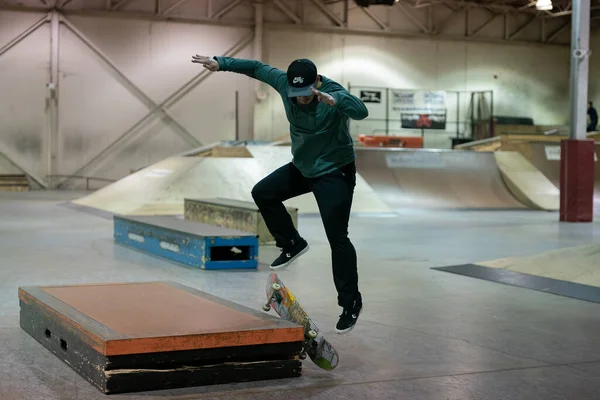 ロイヤル オーク ミシガン州 若い10代のバイカーやスケーターは オープンスケートセッション中にモダンスケートパークでトリックを練習します — ストック写真