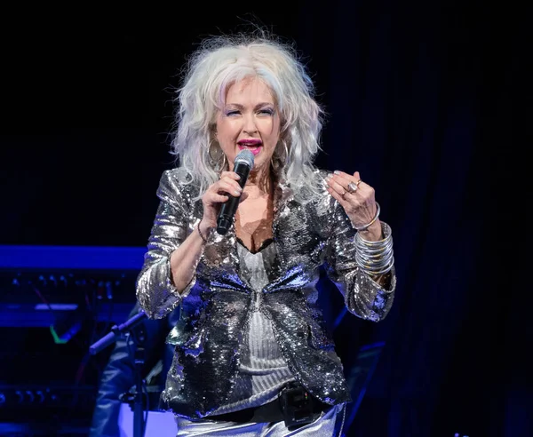 Orlando, Florida, USA- 7.26.2018: Cyndi Lauper Orlando Amway Center 'da canlı performans sergiliyor.