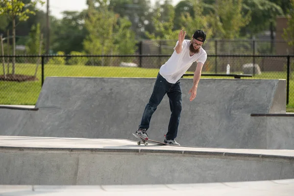 Detroit Michigan Usa 2019 Skaters Practice Skateboard Tricks Sunny Day — Stock Photo, Image