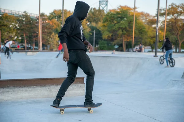Detroit Michigan Usa 2019 Skater Und Biker Üben Bei Sonnenuntergang — Stockfoto