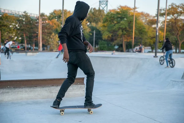 Detroit Michigan Estados Unidos 2019 Patinadores Ciclistas Practican Trucos Detroit —  Fotos de Stock