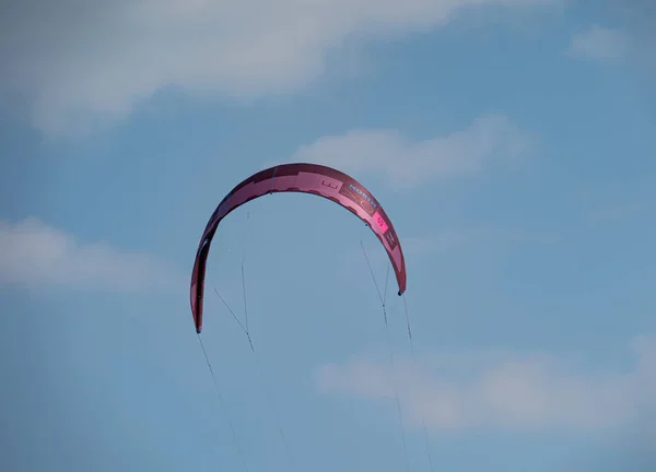 Кайтбордисты Тренируются Ветреный День Небо Парашют — стоковое фото