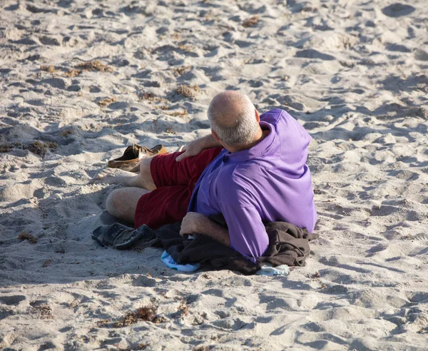 Älterer Mann Sitzt Sandstrand — Stockfoto