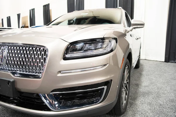 Toledo, Ohio, ABD - 02.07.2020: Büyük Toledo Otomobil Fuarı 2020, The Blade tarafından sunuldu, en yeni araç modelleri ve otomotiv teknolojisinde son gelişmeler.