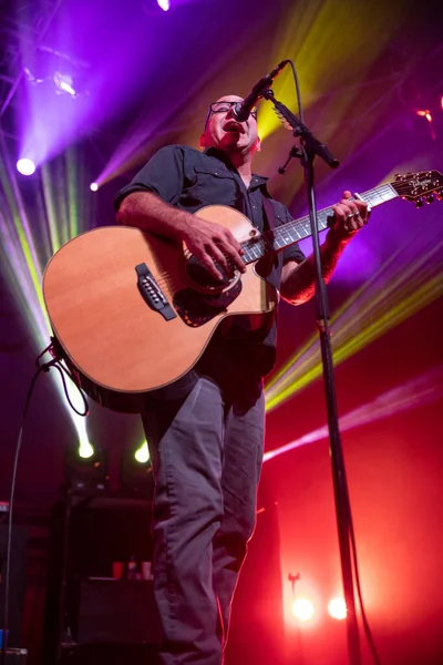 Orlando, Florida, ABD - 09.01.2018: Rahibe Hazel özel konuk Trae Pierce ve Florida 'daki T Stones ile birlikte Blues Evi' nde canlı performans sergiliyor.