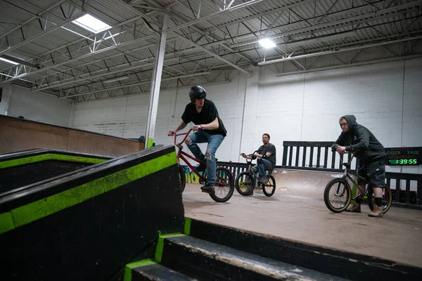 Royal Oak Michigan Jóvenes Adolescentes Ciclistas Patinadores Practican Trucos Modern — Foto de Stock