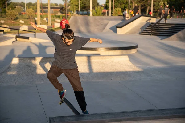 Detroit Michigan Eua 2019 Patinadores Praticam Truques Pôr Sol Parque — Fotografia de Stock