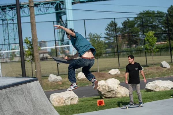 Detroit Michigan Usa 2019 Pattinatori Praticano Loro Trucchi Skateboard Nello — Foto Stock