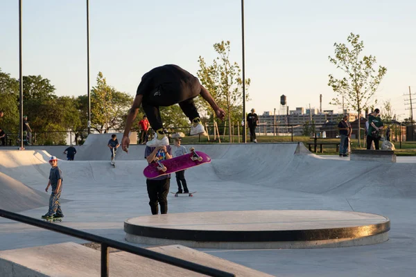 Detroit Michigan Estados Unidos 2019 Los Patinadores Practican Trucos Atardecer — Foto de Stock