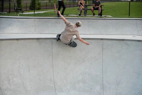 Detroit Michigan Usa 2019 Skaters Gyakorló Trükkök Napsütéses Nap Detroit — Stock Fotó