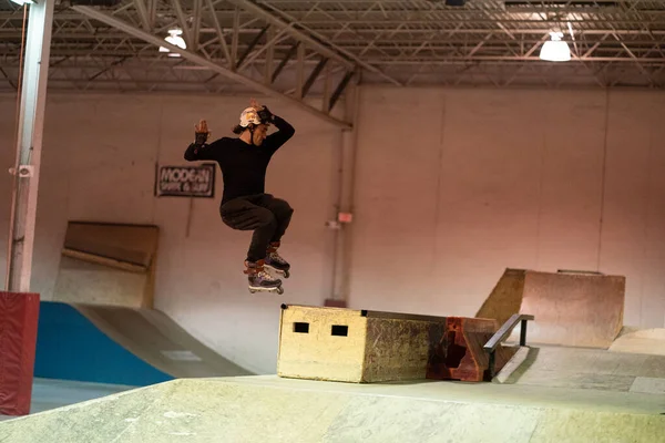 Detroit Michigan Usa 2019 Inline Bruslaři Skateboardisté Nacvičují Své Triky — Stock fotografie