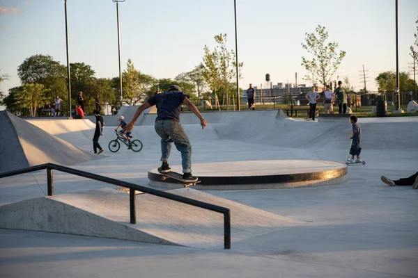 Detroit Michigan Usa 2019 Skater Üben Tricks Bei Sonnenuntergang Städtischen — Stockfoto