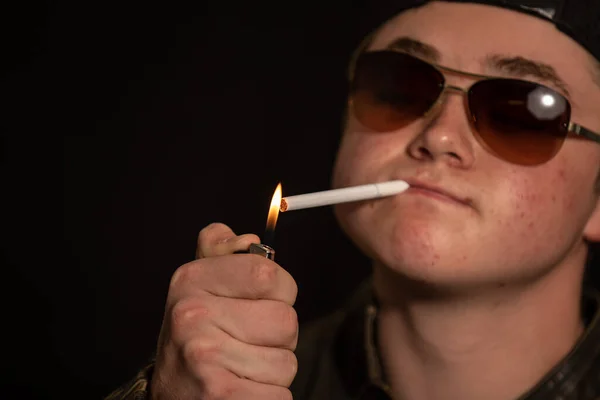 Ung Man Med Cigarett — Stockfoto