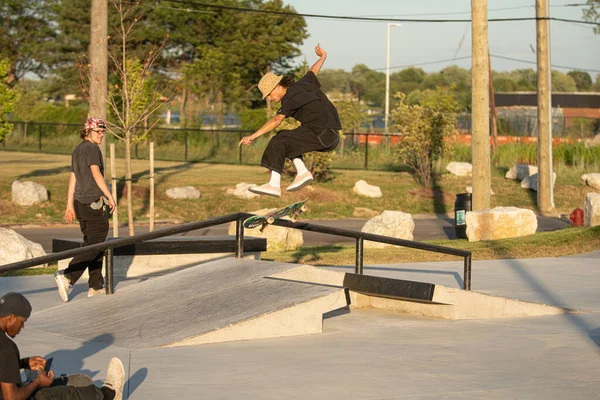 Detroit Michigan Usa 2019 Skater Üben Tricks Bei Sonnenuntergang Städtischen — Stockfoto