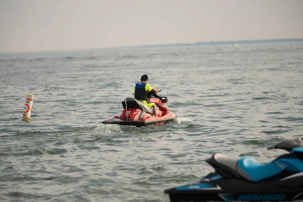 Les Motomarines Amusent Font Des Tours Par Une Journée Ensoleillée — Photo