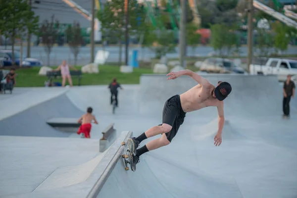 디트로이트 2019 디트로이트 스케이트 공원에서 묘기를 부리는 스케이트 선수들 — 스톡 사진