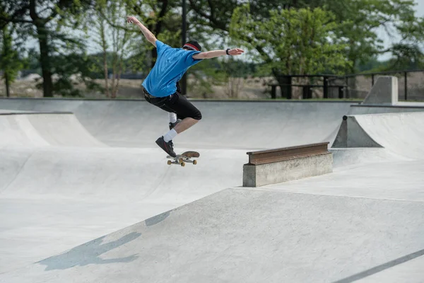 Detroit Michigan Usa 2019 Skridskoåkare Tränar Sina Skateboardfärdigheter Solig Dag — Stockfoto