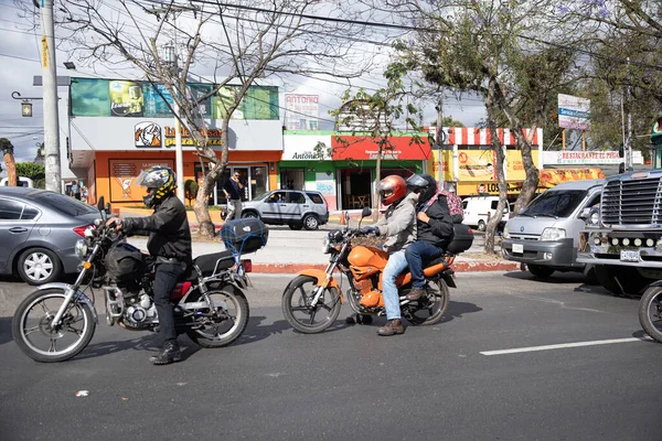 Sokakta motosikletler