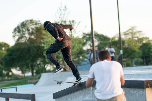 Detroit Michigan Usa 2019 Skater Üben Ihre Tricks Bei Sonnenuntergang — Stockfoto