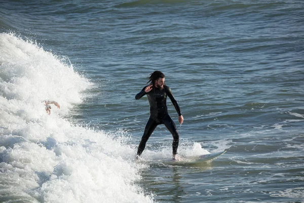 Sörf Yapan Sörfçüler Sörf Tahtalarında Cocoa Beach Florida 2018 — Stok fotoğraf