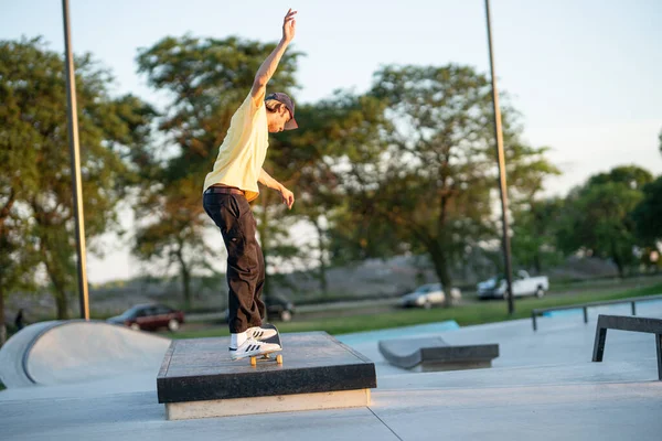 Detroit Michigan Usa 2019 Skaters Practicing Tricks Sunset Skate Park — Stock Photo, Image