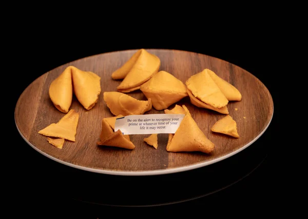 Galletas Fortuna Crujientes Azucaradas Placa Marrón Madera Aislada Negro — Foto de Stock