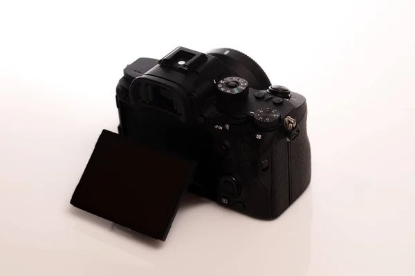 白い背景に古い黒い革のカメラ — ストック写真