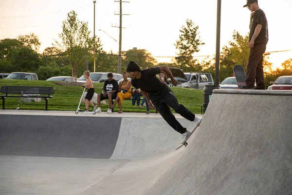 Detroit Michigan Eua 2019 Patinadores Praticam Truques Pôr Sol Parque — Fotografia de Stock