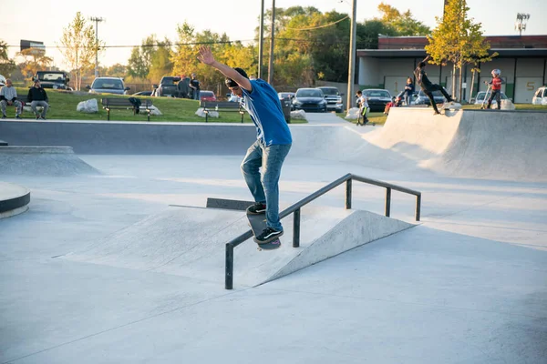 Detroit Michigan Usa 2019 Skåkare Och Cyklister Som Tränar Skatepark — Stockfoto