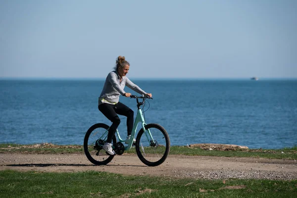 Woman Park Cycling Bicycle Harrison Township Michigan Usa May 2020 — Stock Photo, Image