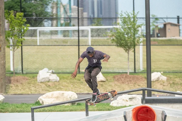 Detroit Michigan Usa 2019 Skaters Εξασκούνται Στο Skateboard Μια Ηλιόλουστη — Φωτογραφία Αρχείου