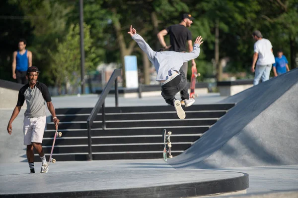 Detroit Michigan Usa 2019 Skøjteløbere Praktiserer Tricks Deres Skateboards Solrig - Stock-foto