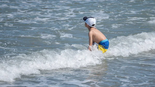 Jong Jongetje Een Pet Het Strand — Stockfoto