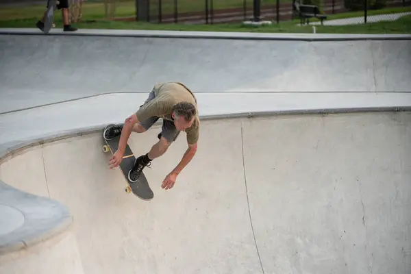 Detroit Michigan Usa 2020 Pattinatori Motociclisti Praticano Trucchi Uno Skatepark — Foto Stock