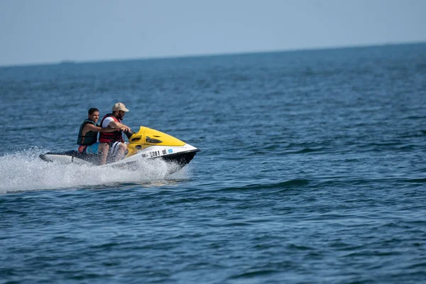 Les Motomarines Les Coureurs Vagues Amusent Par Une Journée Ensoleillée — Photo