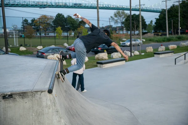 Detroit Michigan Usa 2019 Skaters Bikers Practing Tricks Dusk Detroit — стокове фото