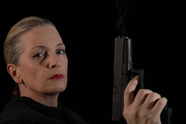 Mulher Olhando Para Você Enquanto Segurava Uma Arma Fumegante — Fotografia de Stock