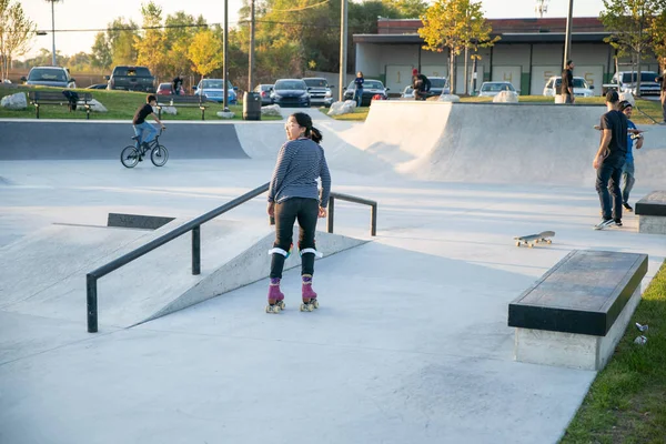 Detroit Michigan Usa 2019 Skater Und Biker Beim Üben Skatepark — Stockfoto