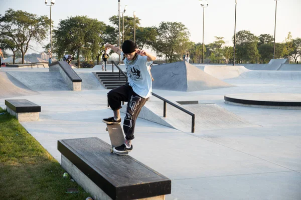 Detroit Michigan Usa 2019 Skater Üben Tricks Bei Sonnenuntergang Skatepark — Stockfoto