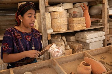 Antigua Guatemala, Guatemala - Mart 09 2020: Corona Virüsü 'nden hemen önce Guatemala' da el yapımı ve boyalı seramik.